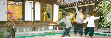 �C���T�h���́u�ґz�J�t�F�@ARUI�v